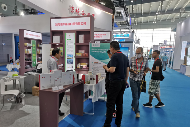 外國有人駐足.jpg.png 外國有人駐足.jpg.png