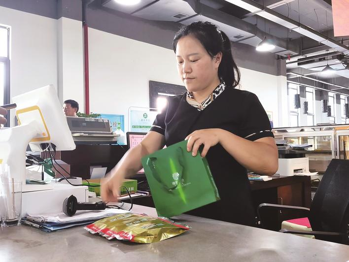 在湘豐茶園展示廳里,工作人員正在幫游客結(jié)算。宋彬彬 攝.png 在湘豐茶園展示廳里,工作人員正在幫游客結(jié)算。宋彬彬 攝.png