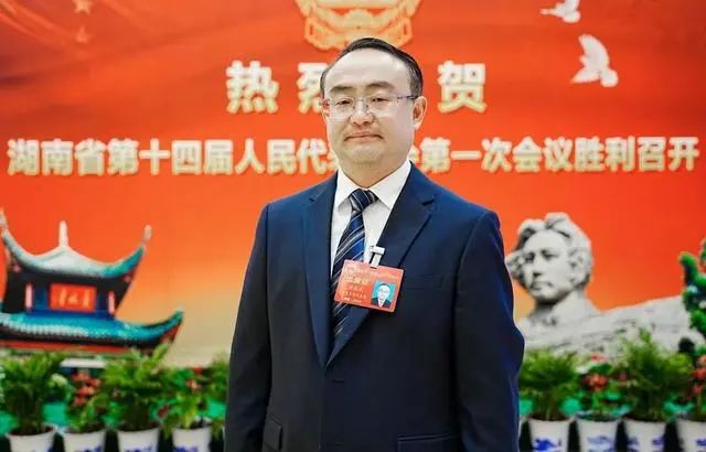 張家界市桑植縣委副書記、縣長梁高武：“喊”回10萬老鄉，和大家一塊過年